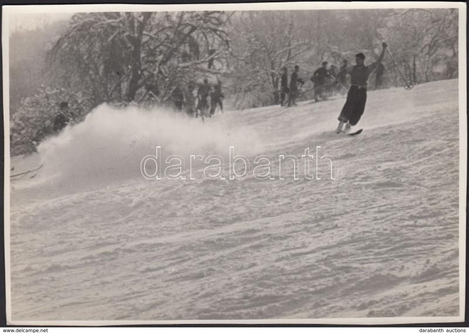 1930-1935 Kinszki Imre (1901-1945): 'Sturz Im Pulverschnee -- Bukás A Porhóban'. Vintage Fotó, Hátoldalán Szerzői Pecsét - Autres & Non Classés