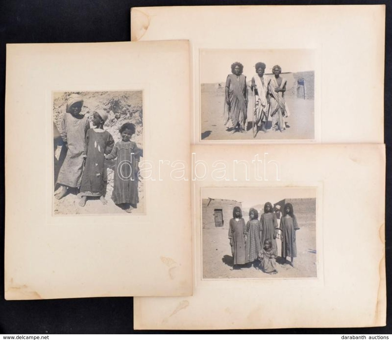 1935 Egyiptom, Asszuán. A Bishari Törzs Tagjai, 3 Db Fotó Kartonon, Kettő Hátoldalán Feliratozva, A Kartonon Folttal, 17 - Otros & Sin Clasificación