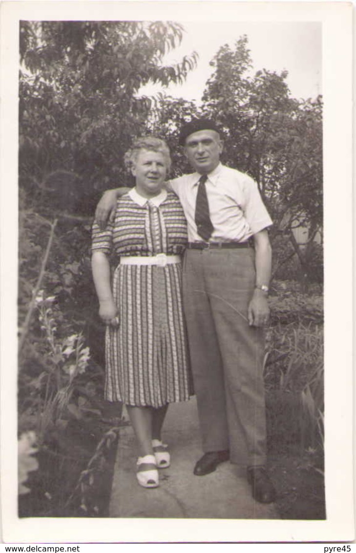 PHOTO D UN COUPLE DANS UN JARDIN 11 X 7 CM - Lieux