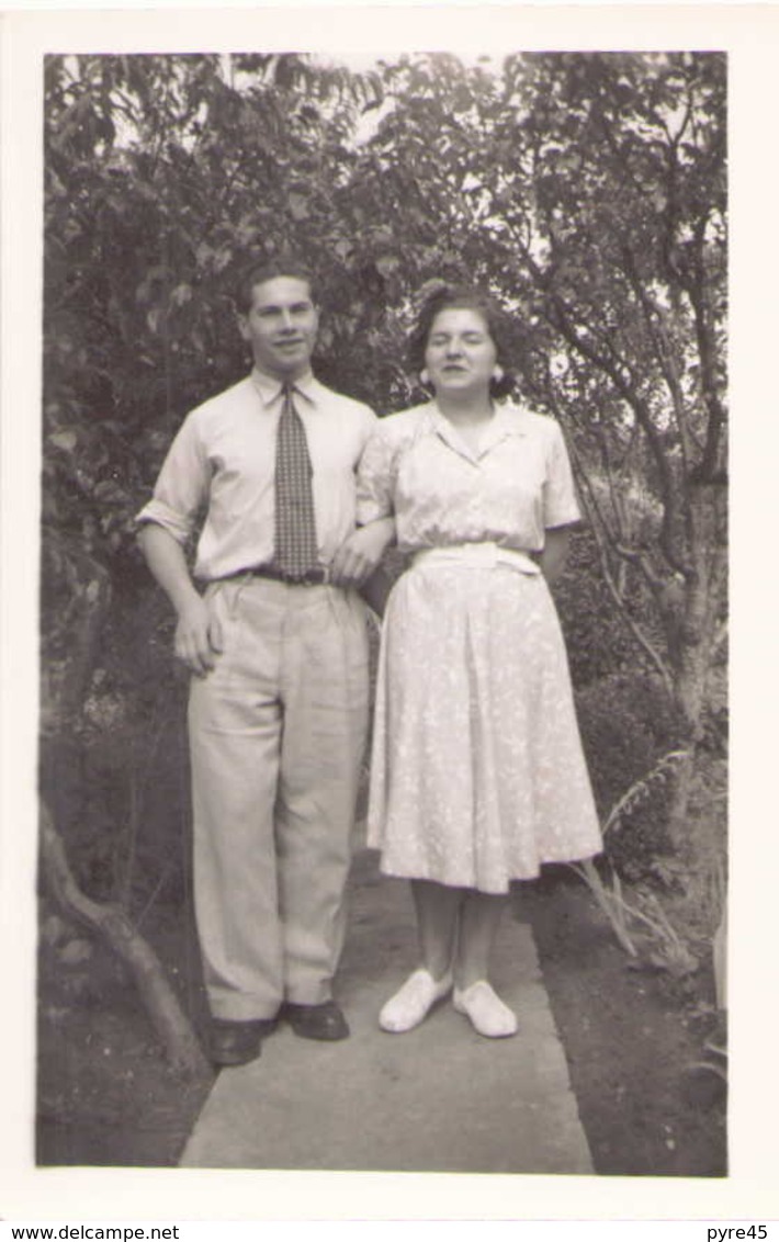 PHOTO DE DEUX PERSONNES DANS UN JARDIN 11 X 7 CM - Lieux