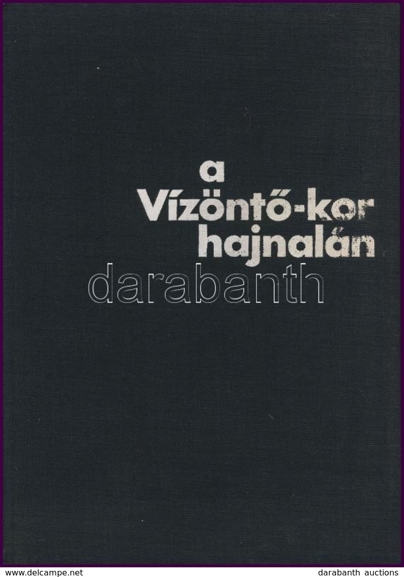 Tamkó Sirató Károly: A Vízöntő-kor Hajnalán. Bp.,1969, Szépirodalmi. Kiadói Egészvászon-kötés. 
A Szerző, Tamkó Sirató K - Non Classés