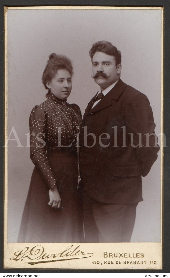 Photo-carte De Visite / CDV / Couple / Femme / Woman / Man / Homme / Photographer L. Devolder / Bruxelles / 2 Scans - Oud (voor 1900)