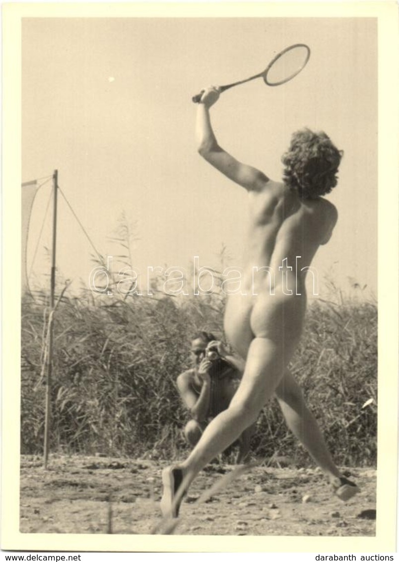 ** T1 Meztelenül Tollaslabdázó Hölgy A Tóparton, Fényképész / Erotic Nude Lady Playing Badminton On The Lakeshore, Photo - Unclassified