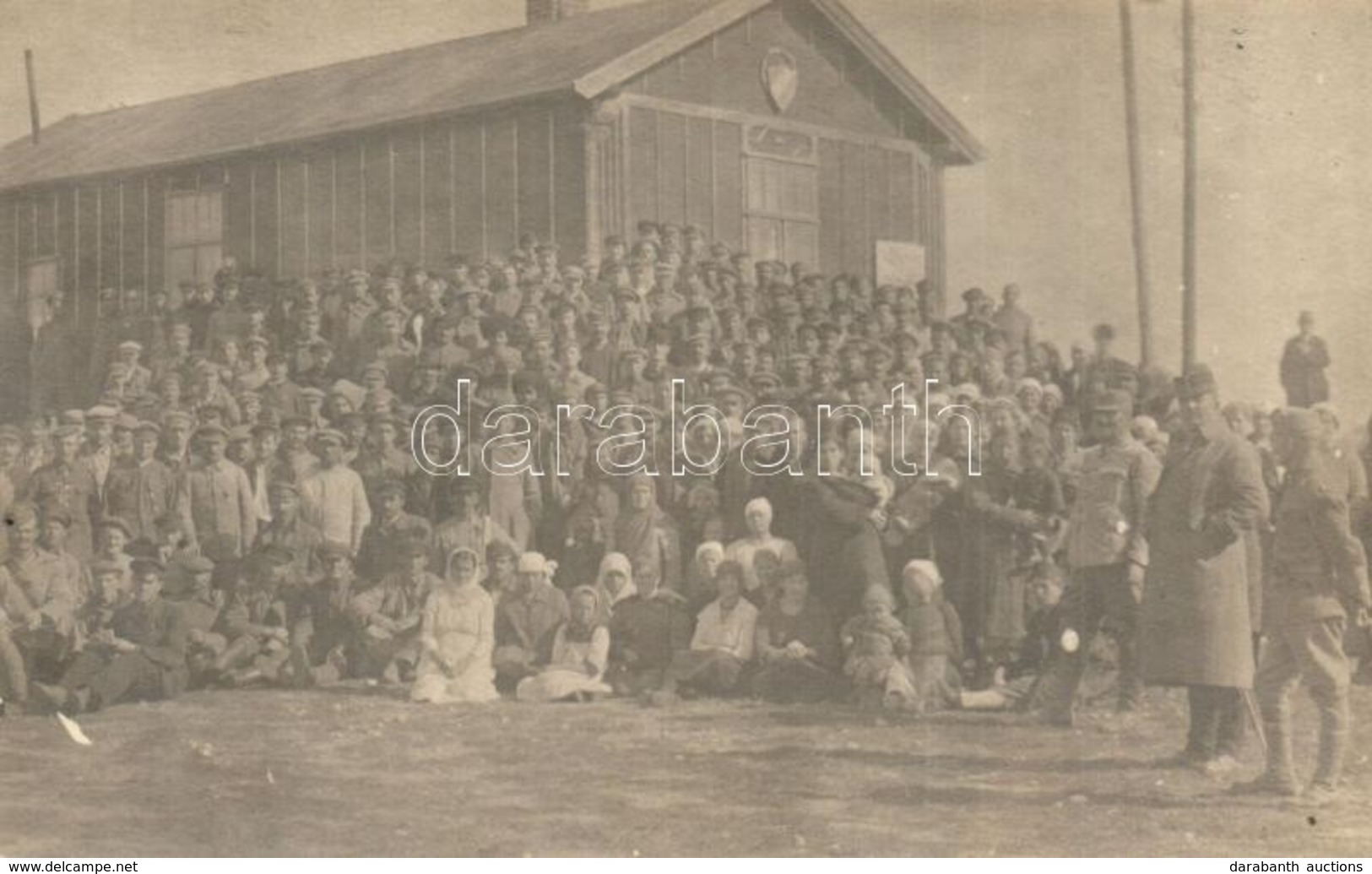 * T2 1917 Hadifogolytábor Hadikórháznak álcázva Toboliczban (?), A Kép Előterében Jobbra Rubenovics Főhadnagy A Parancsn - Non Classés