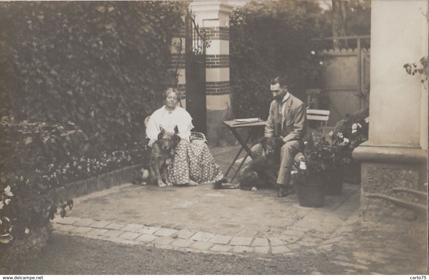 Photographie - Carte-Photo - Couple Chez Eux Avec Leur Chiens - Jardin Villa Terrasse - Fotografie