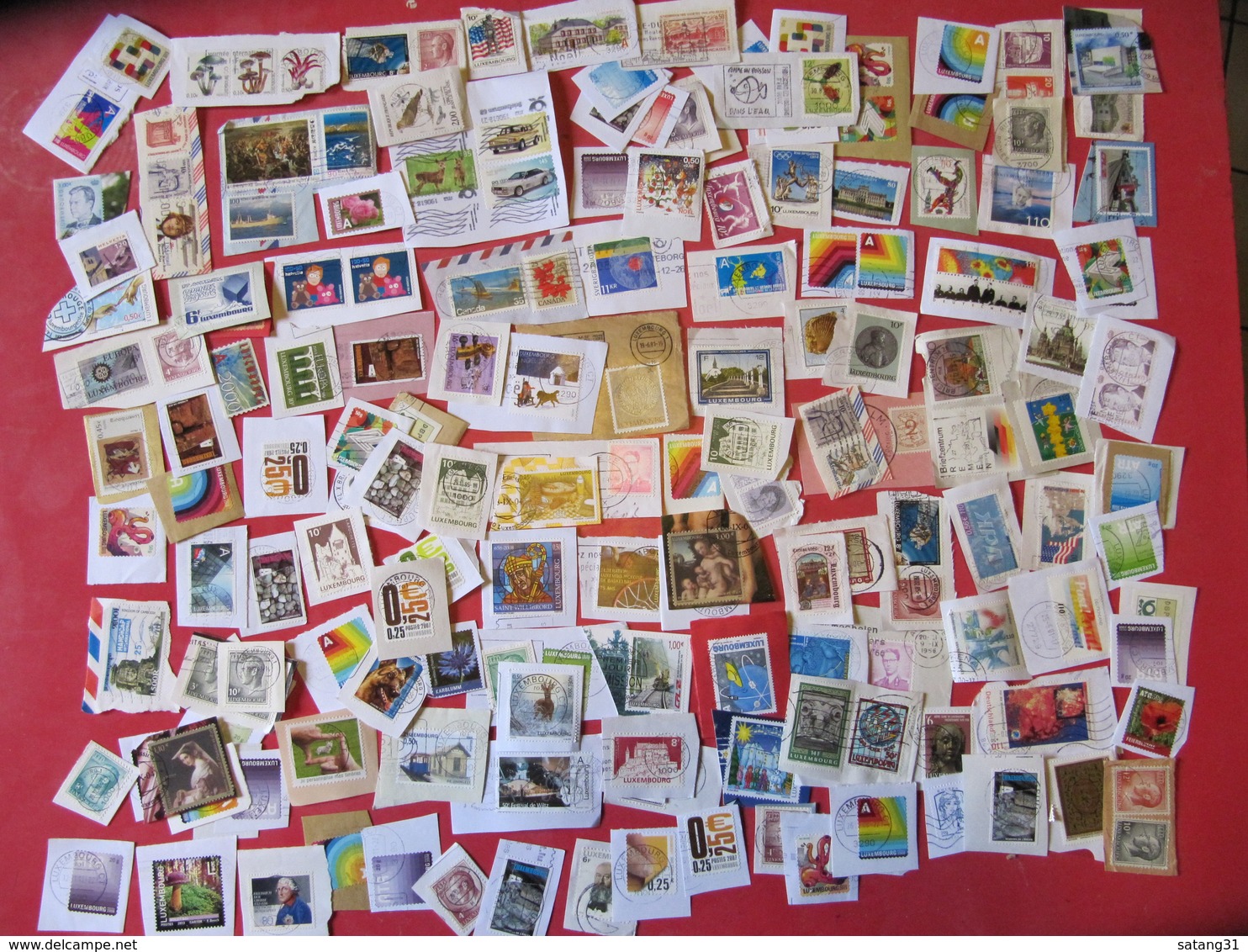 VRAC DE +/- 750 GRAMMES(NET SANS LA BOITE) DE TIMBRES DE LUXEMBOURG ET AUTRES PAYS SUR FRAGMENTS,AVEC MULTIPLES. - Vrac (min 1000 Timbres)