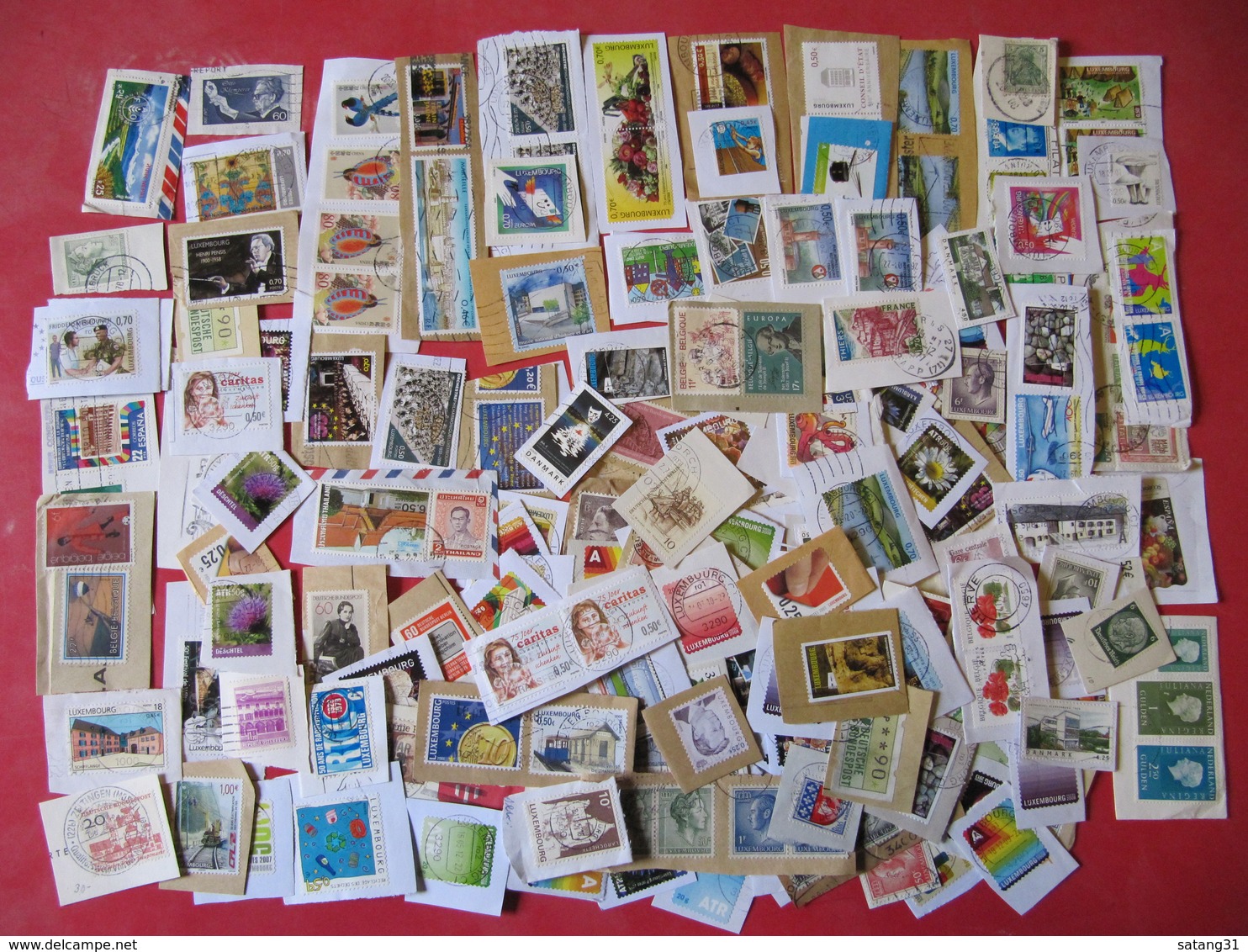 VRAC DE +/- 750 GRAMMES(NET SANS LA BOITE) DE TIMBRES DE LUXEMBOURG ET AUTRES PAYS SUR FRAGMENTS,AVEC MULTIPLES.