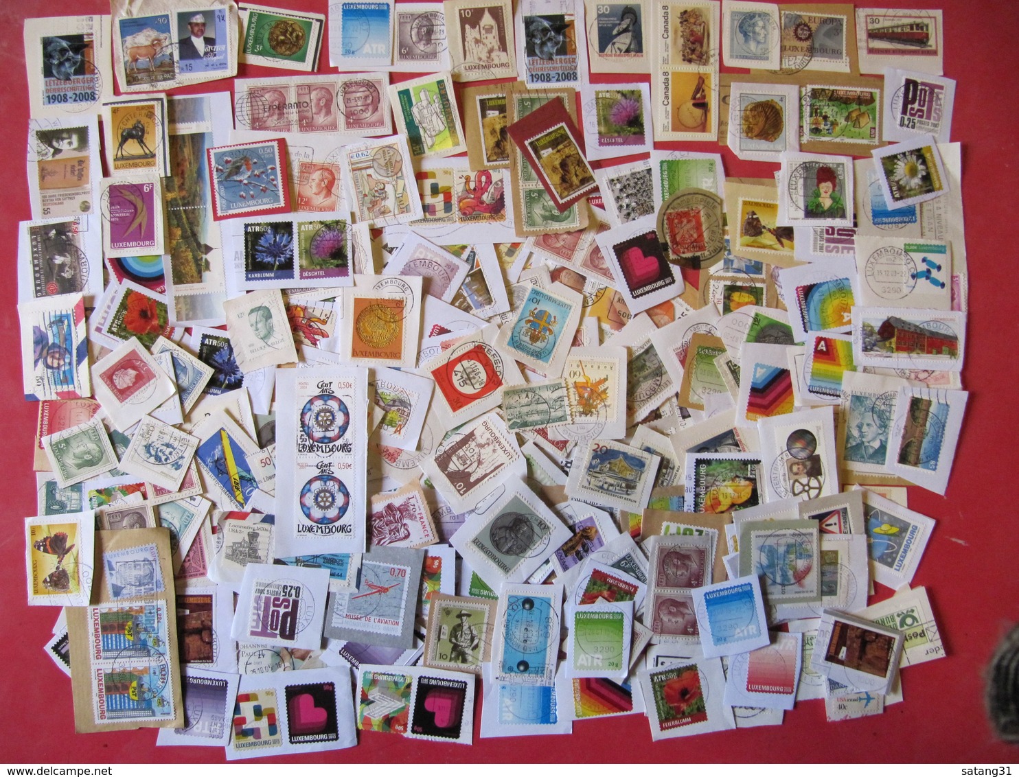 VRAC DE +/- 750 GRAMMES(NET SANS LA BOITE) DE TIMBRES DE LUXEMBOURG ET AUTRES PAYS SUR FRAGMENTS,AVEC MULTIPLES.