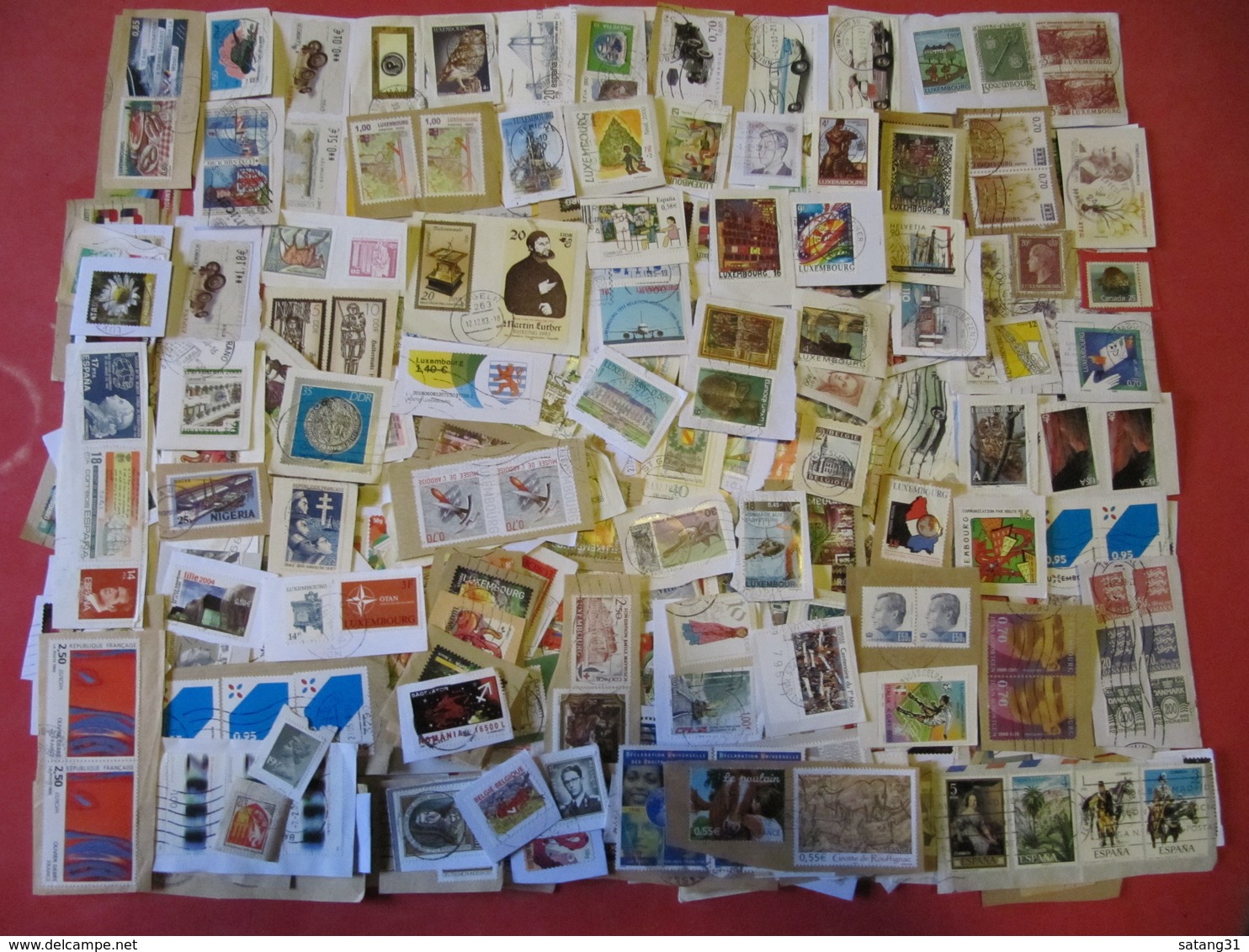 VRAC DE +/- 750 GRAMMES(NET SANS LA BOITE) DE TIMBRES DE LUXEMBOURG ET AUTRES PAYS SUR FRAGMENTS,AVEC MULTIPLES.