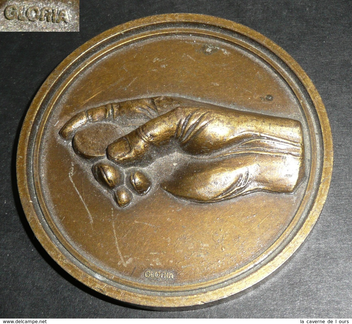 Rare Médaille Métal Doré Par GLORIA Main Et Pièce (pile Ou Face) - Professionals / Firms
