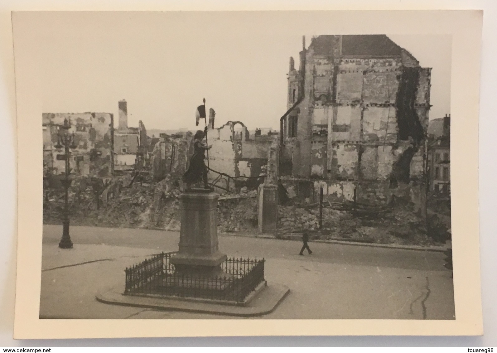 Compiègne Détruite. Place De L'hôtel De Ville. Guerre 1939-45. Destructions. WW2. WWII. - Guerra, Militari