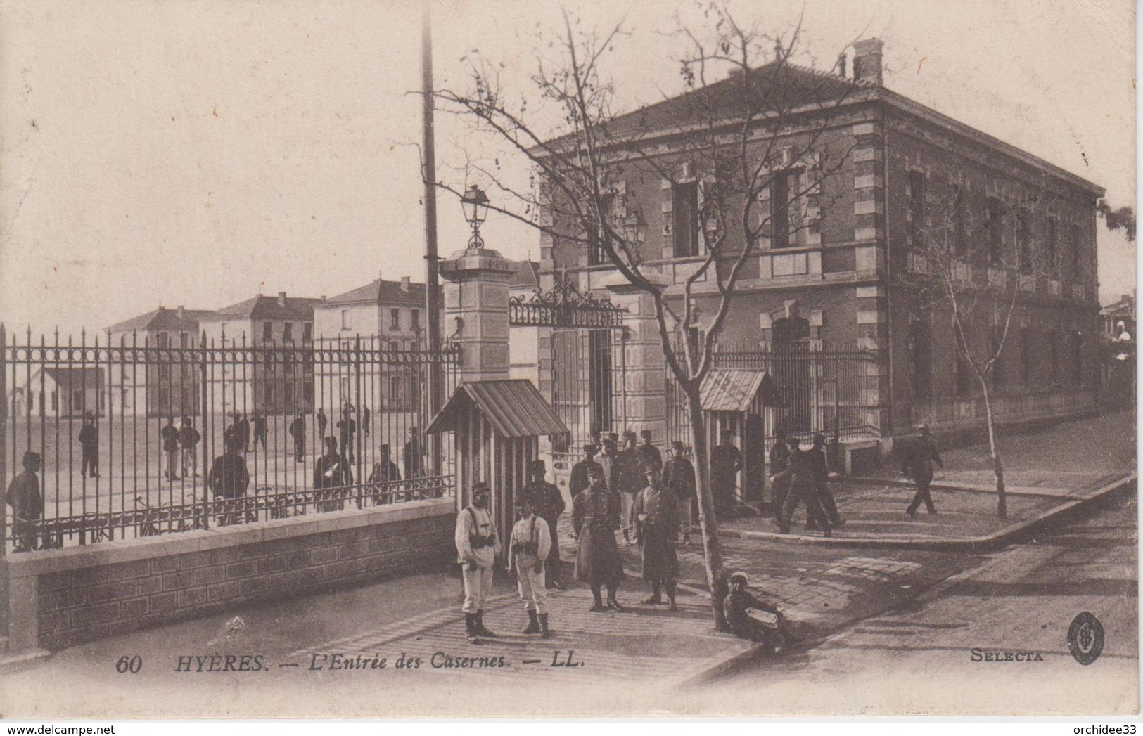 CPA Hyères - L'entrée Des Casernes (jolie Animation) - Hyeres