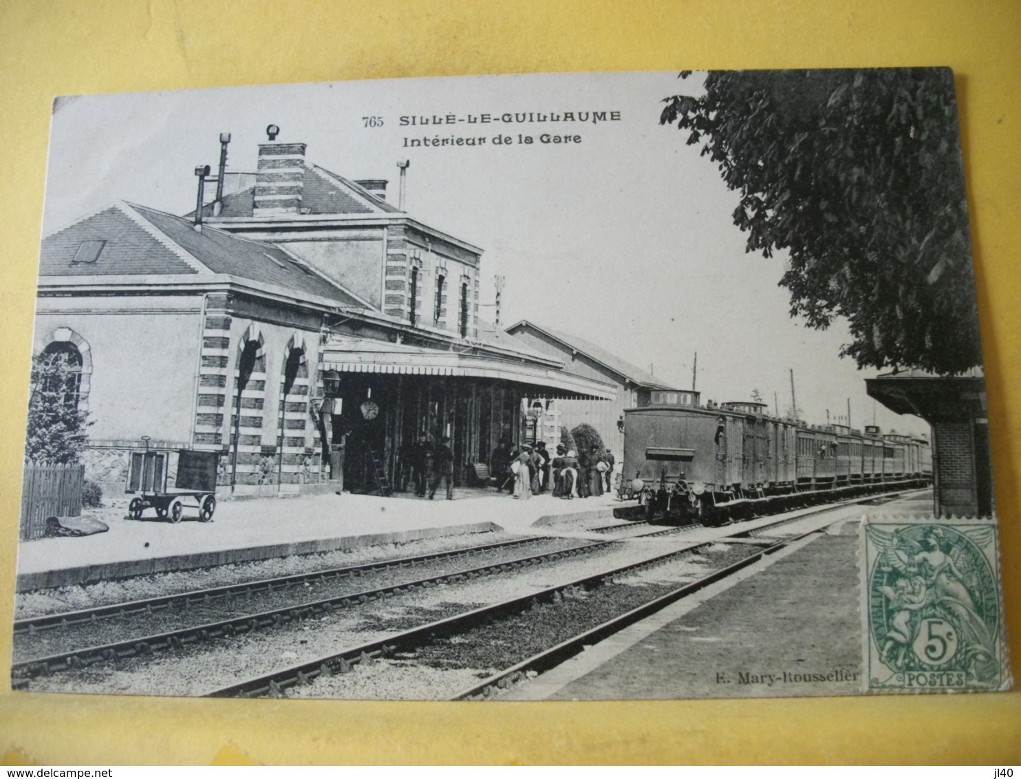 T3 7511 CPA 1907 - 72 SILLE LE GUILLAUME. INTERIEUR DE LA GARE - ANIMATION.TRAIN EN GARE. - Stations - Met Treinen