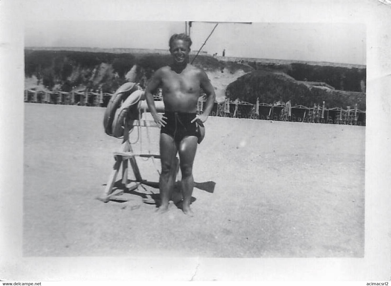 X498 - Muscular Young Man LIFE GUARD In Swimsuit By Beach - Photo 9x7cm 1950' Gay Int - Personas Anónimos