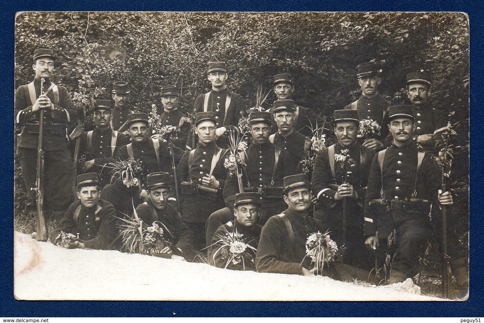 Carte-photo. Soldats Du 94ème Régiment D'infanterie. La Fleur Au Fusil. Bar-le-Duc - Régiments