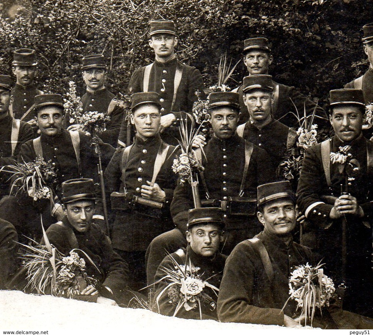 Carte-photo. Soldats Du 94ème Régiment D'infanterie. La Fleur Au Fusil. Bar-le-Duc - Régiments