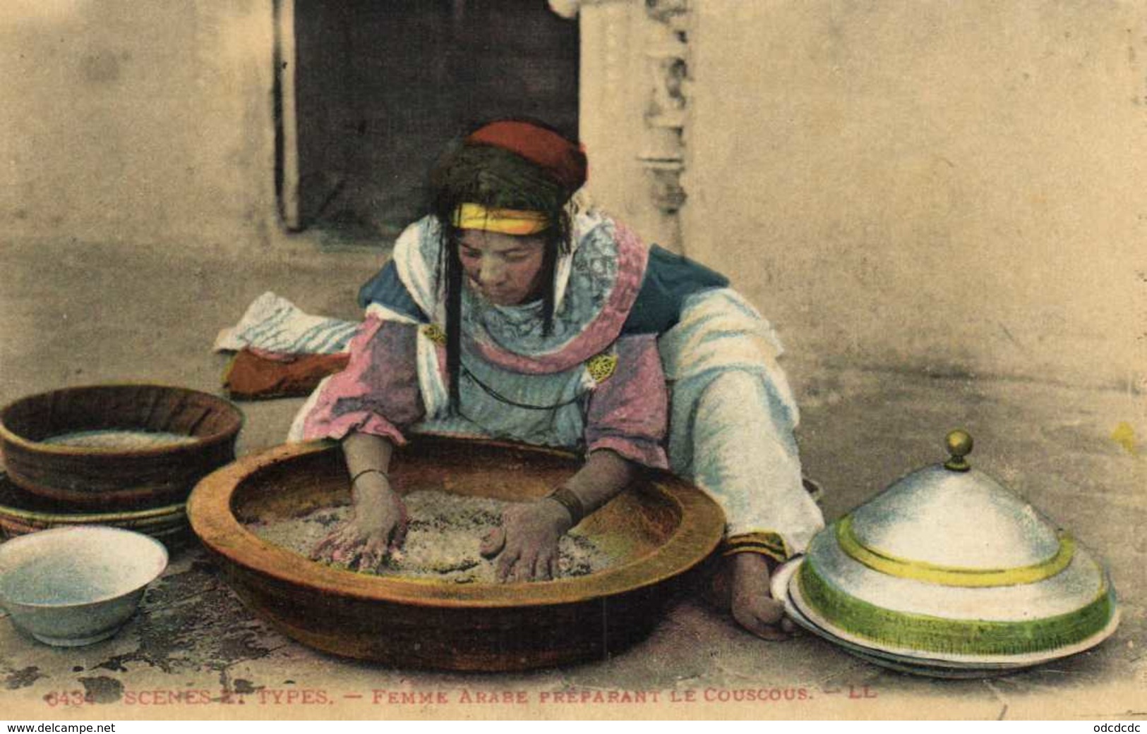 SCENES ET TYPES  Femme Arabe Preparant Le Couscous  Colorisée RV - Femmes