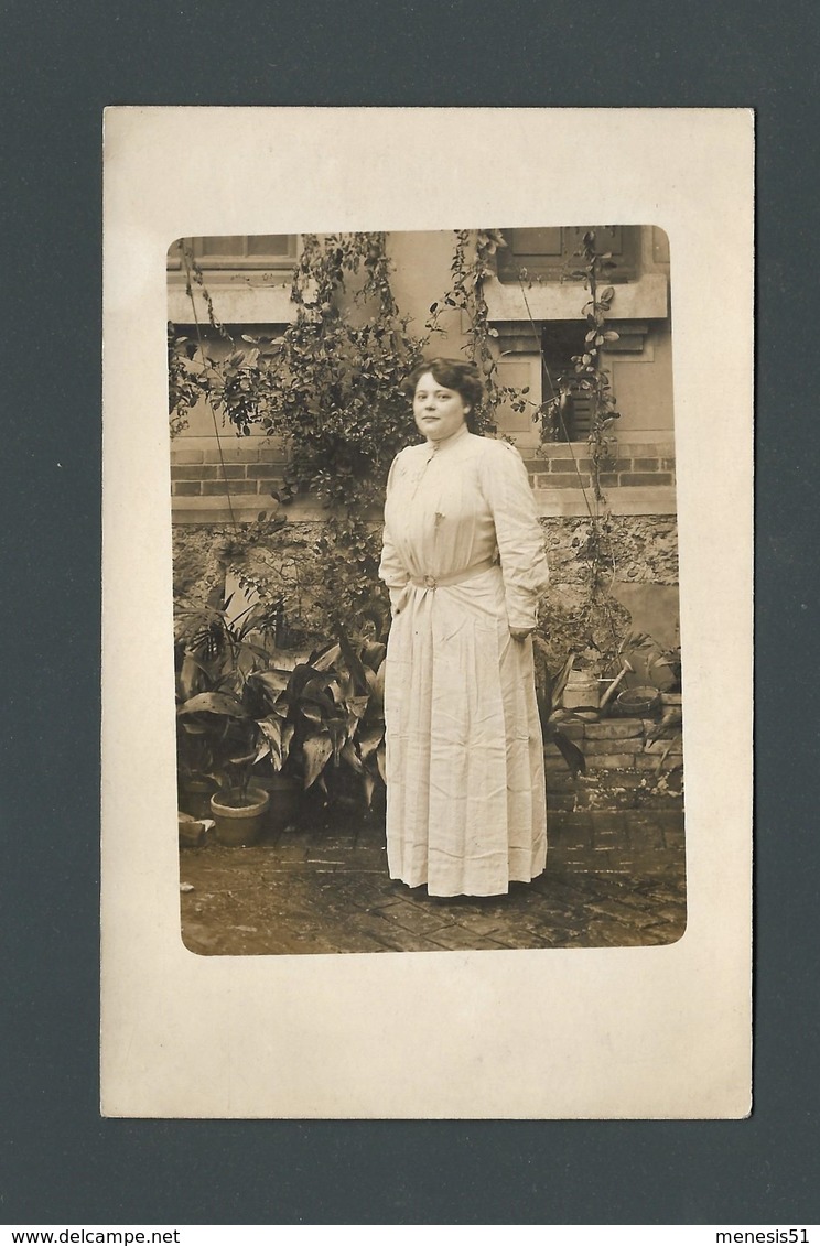 CPA Carte Photo Une  FEMME LADY FRAU En Robe De Cotonnade Blanche Posant Dans Son Jardin Arrosoir En Zinc - A Identifier