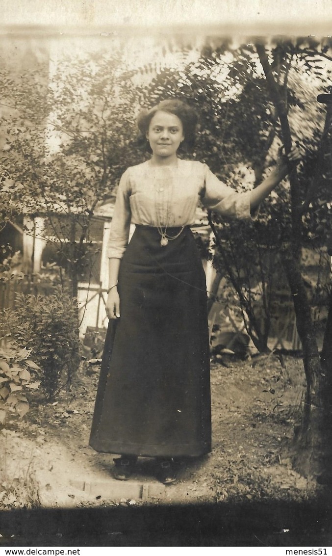 CPA Carte Photo Une Jeune Femme Métisse Dans Sa Robe Longue Deux Tons Toute Souriante Dans Son Jardin - MODE D'HIER - A Identifier