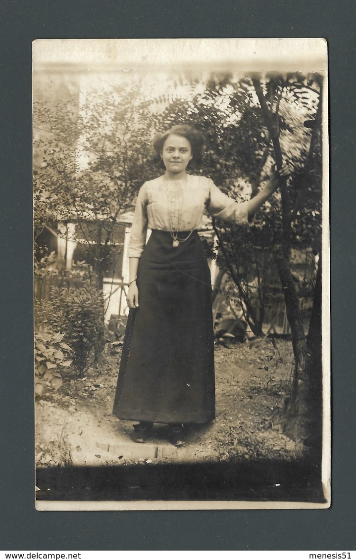 CPA Carte Photo Une Jeune Femme Métisse Dans Sa Robe Longue Deux Tons Toute Souriante Dans Son Jardin - MODE D'HIER - A Identifier