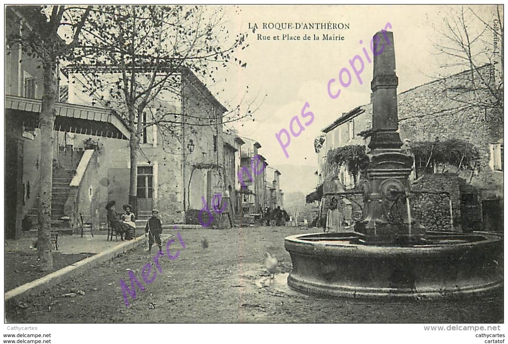 13. LA ROQUE D'ANTHERON . Rue Et Place De La Mairie . CPA Animée . - Autres & Non Classés