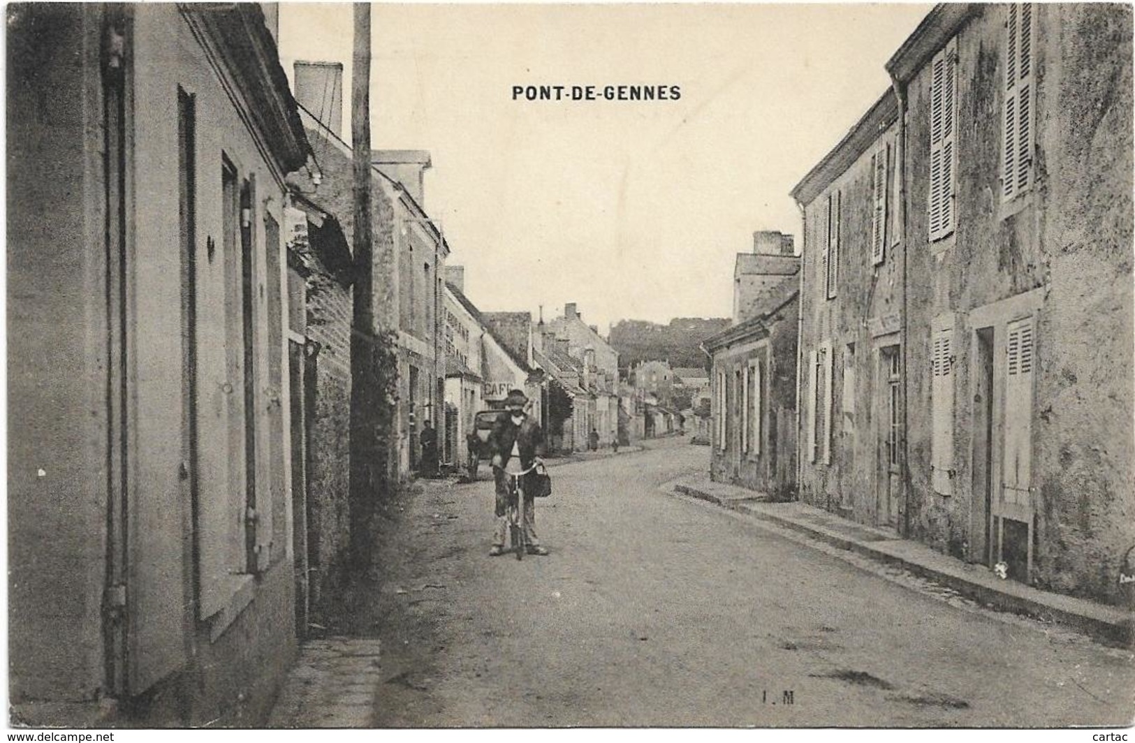 D72 - PONT DE GENNES - Une Rue Café à Gauche -  Homme à Vélo - Femmes Près D'une Carriole - Autres & Non Classés