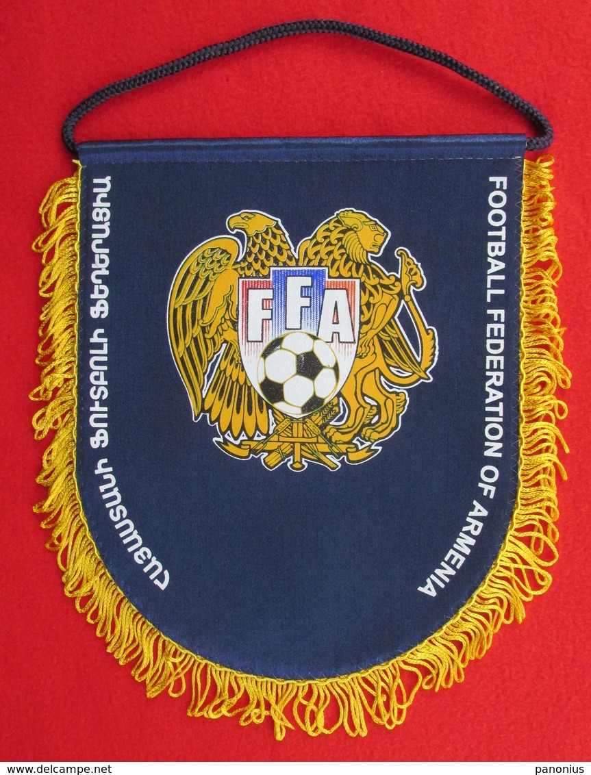 VINTAGE SOCCER FOOTBALL PENNANT ARMENIA FEDERATION ASSOCIATION 24,5x20cm!! - Habillement, Souvenirs & Autres