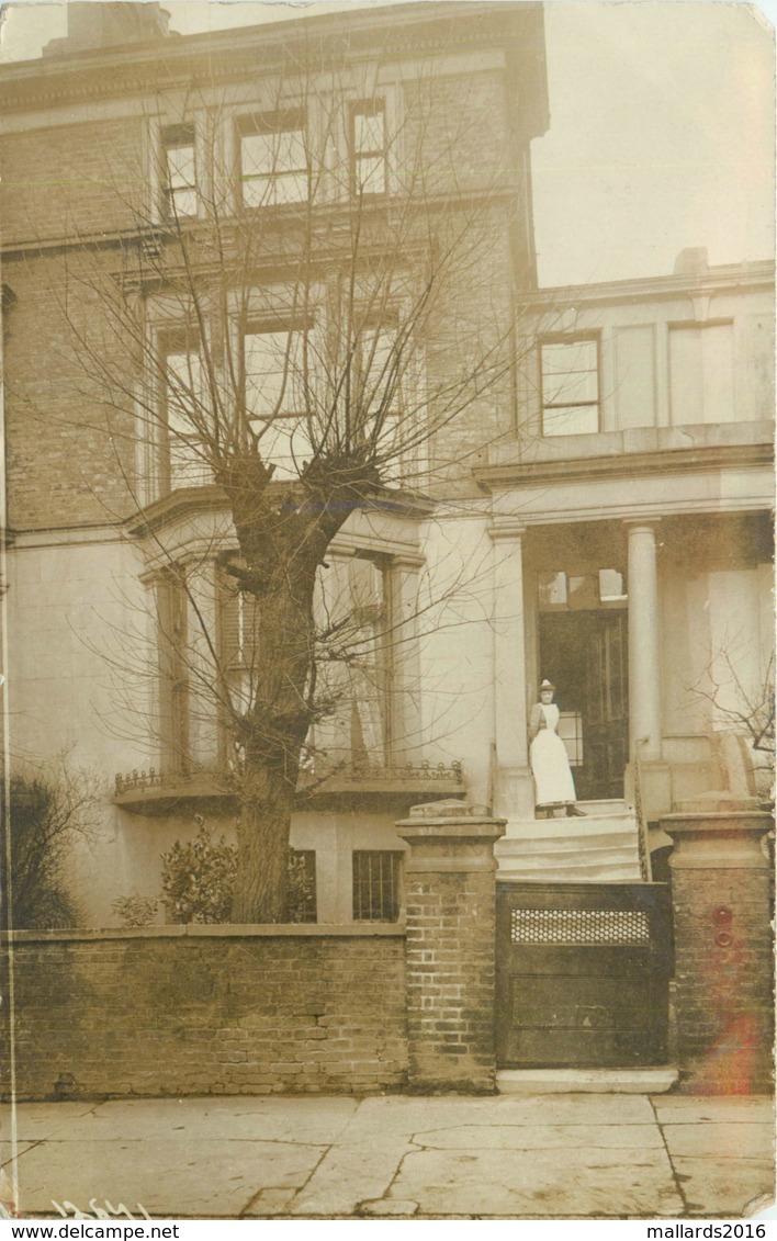 HOUSE MAID - KILBURN AREA, LONDON - INTERESTING MESSAGE - POSTED IN 1906 ~ A VINTAGE REAL PHOTO CARD #89658 - London Suburbs