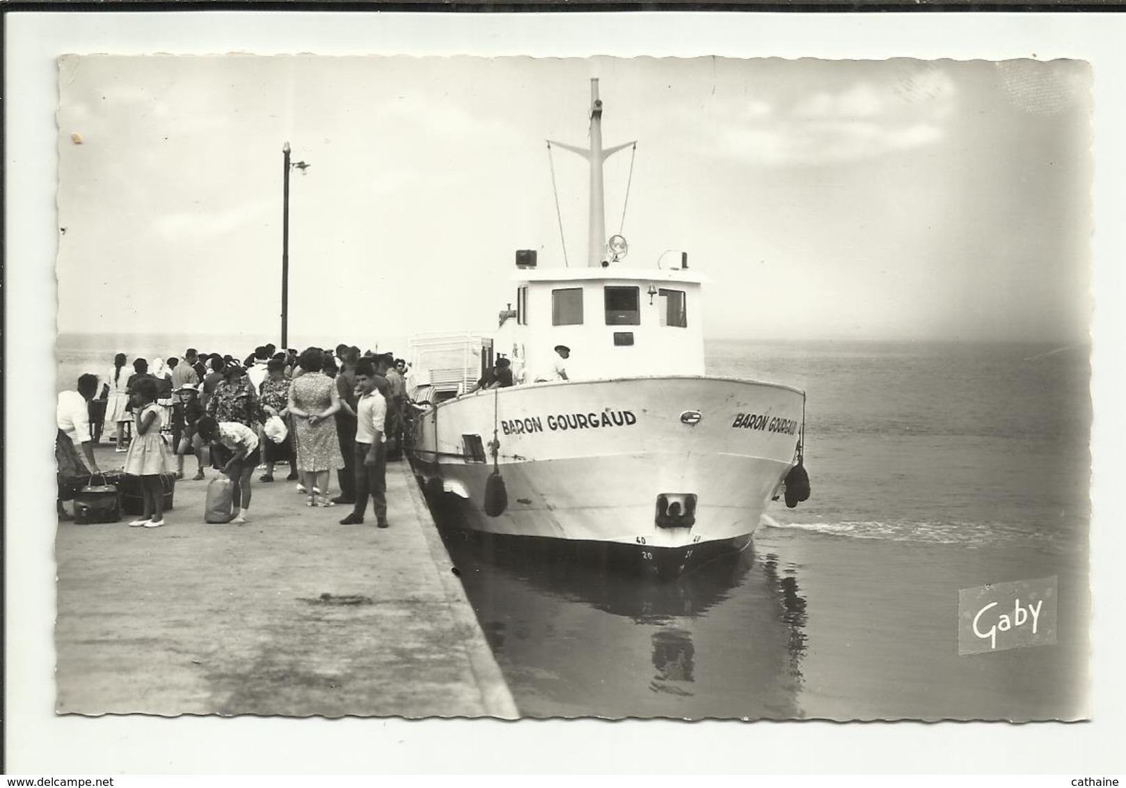 17 . FOURAS . LE BATEAU LE  " BARON GOURGAUD " A QUAI . FAISANT LE SERVICE ENTRE LA POINTE DE LA FUMEE ET L ILE DAIX - Fouras-les-Bains