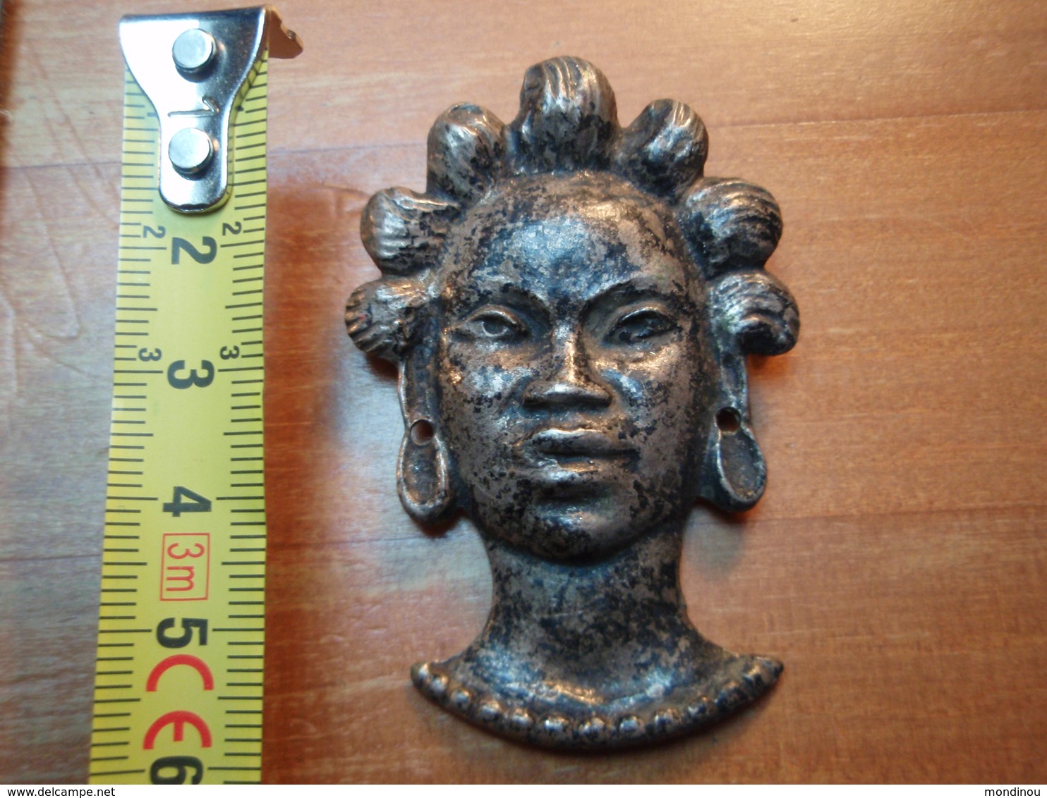 Broche En Métal, Figure De Femme Africaine. - Broches