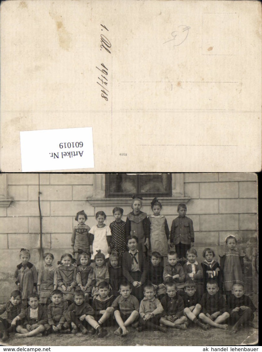 601019,Foto Ak Gruppenbild Kinder M. Lehrerin Schule 1917 - Sonstige & Ohne Zuordnung