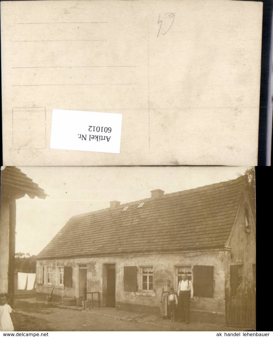 601012,Foto Ak Familie V. Haus Stehend Bauernhaus - Sonstige & Ohne Zuordnung