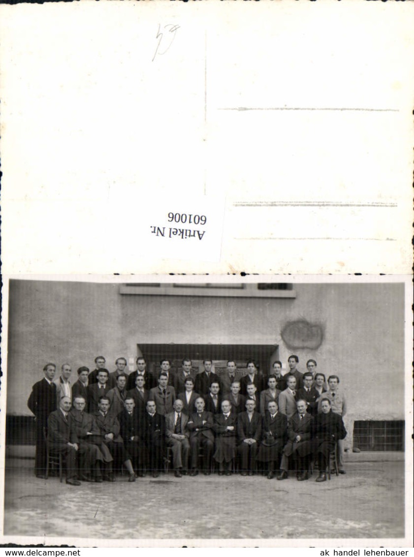 601006,Foto Ak Gruppenbild M&auml;nner Anzug Lehrer M. Sch&uuml;ler - Männer