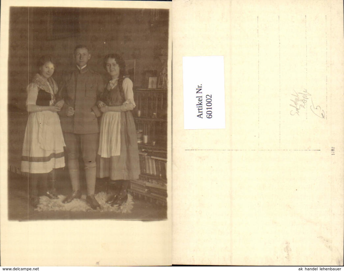 601002,Foto Ak Mann Soldat Uniform Anzug M. Zwei Frauen I. Tracht Dirndl Z&ouml;pfe - Hombres