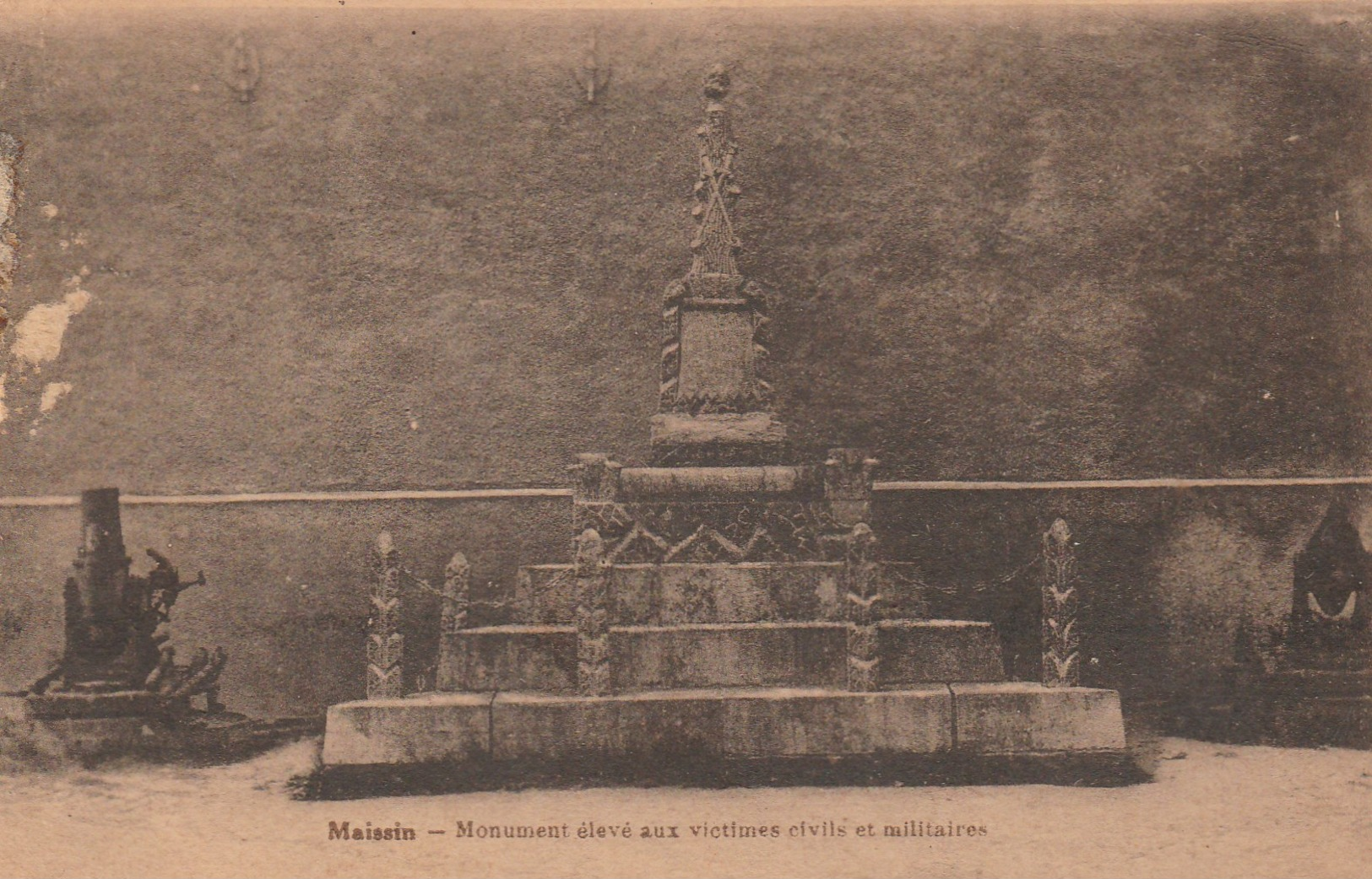 MAISSIN ,( Vallée De La Lesse , Redu )  Monument élevé Aux Victimes Civils Et Militaires ;( Canon ) - Libin