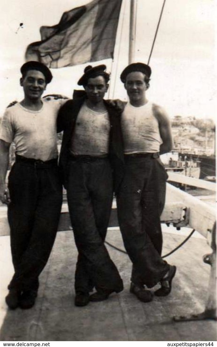 Petite Photo Originale 3 Jeunes Matelots Sur Un Pont De Bateau En Bois Vers 1930/40 - Drapeau Tricolore Et Pompon - Personnes Anonymes