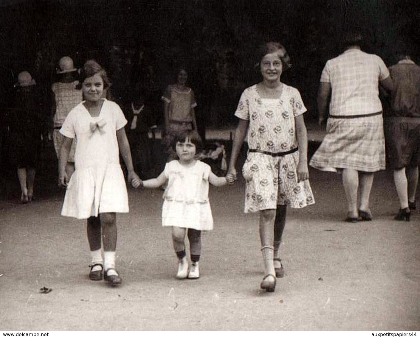 Photo Originale Marcheurs De Rue - Vue Stéréo à Quelques Secondes D'écart Vers 1920/30 - 3 Fillettes - Personnes Anonymes