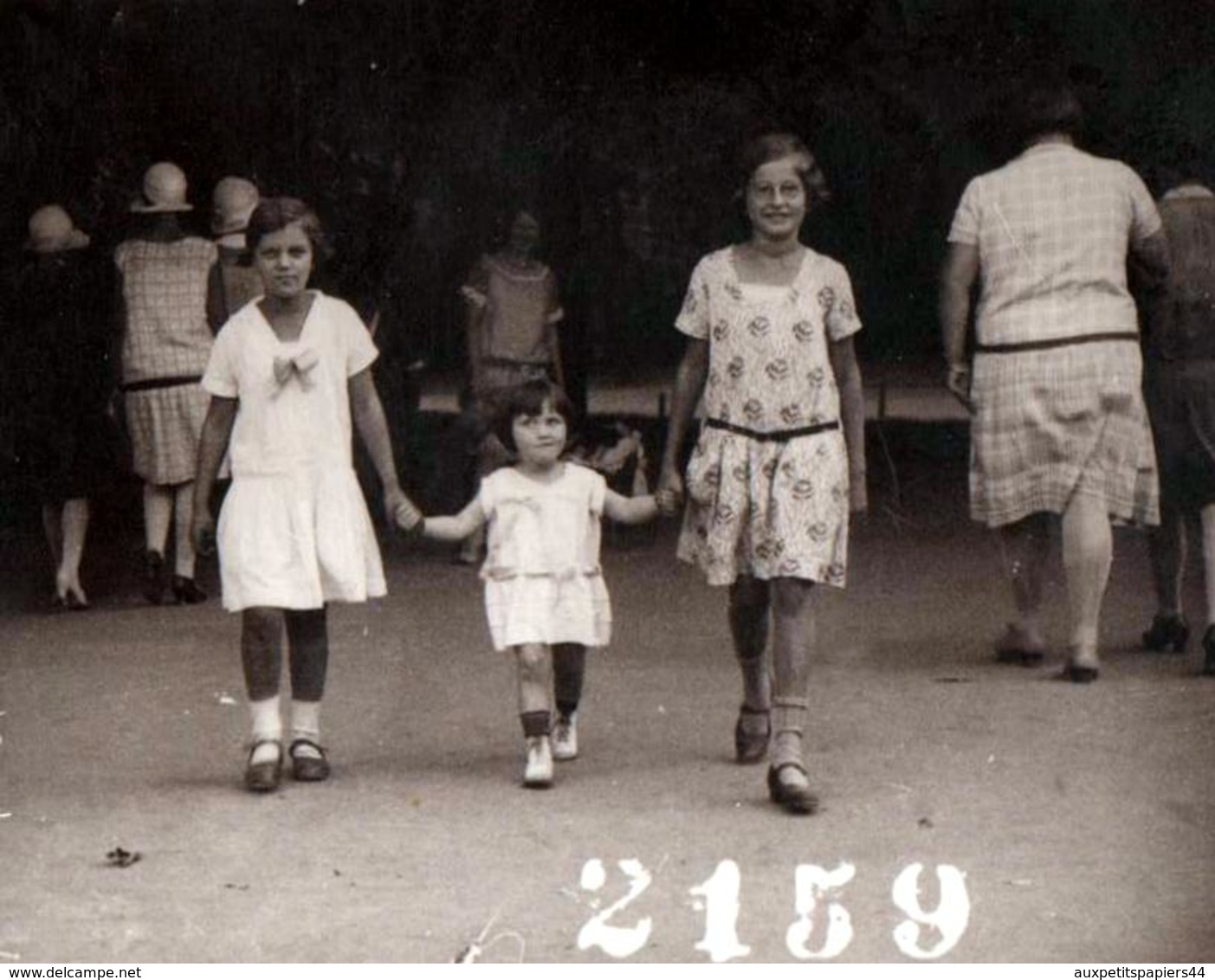 Photo Originale Marcheurs De Rue - Vue Stéréo à Quelques Secondes D'écart Vers 1920/30 - 3 Fillettes - Personnes Anonymes