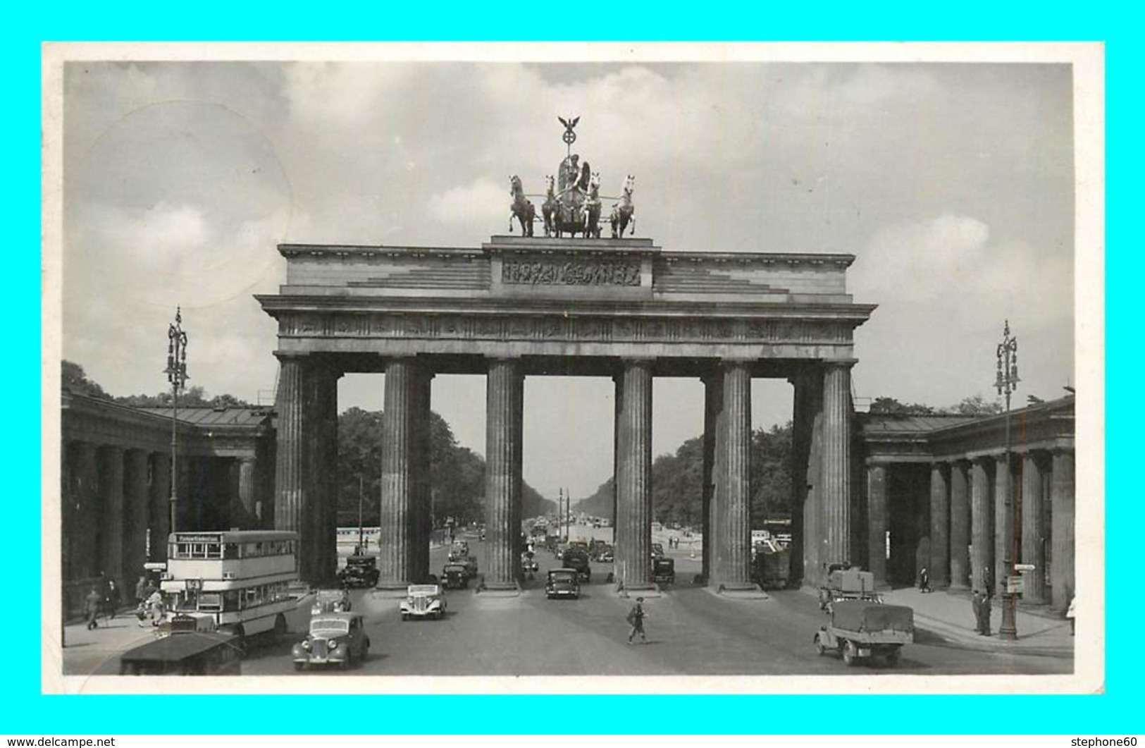 A746 / 167  BERLIN Porte De Brandenbourg ( Voiture - Bus - Timbre ) - Autres & Non Classés