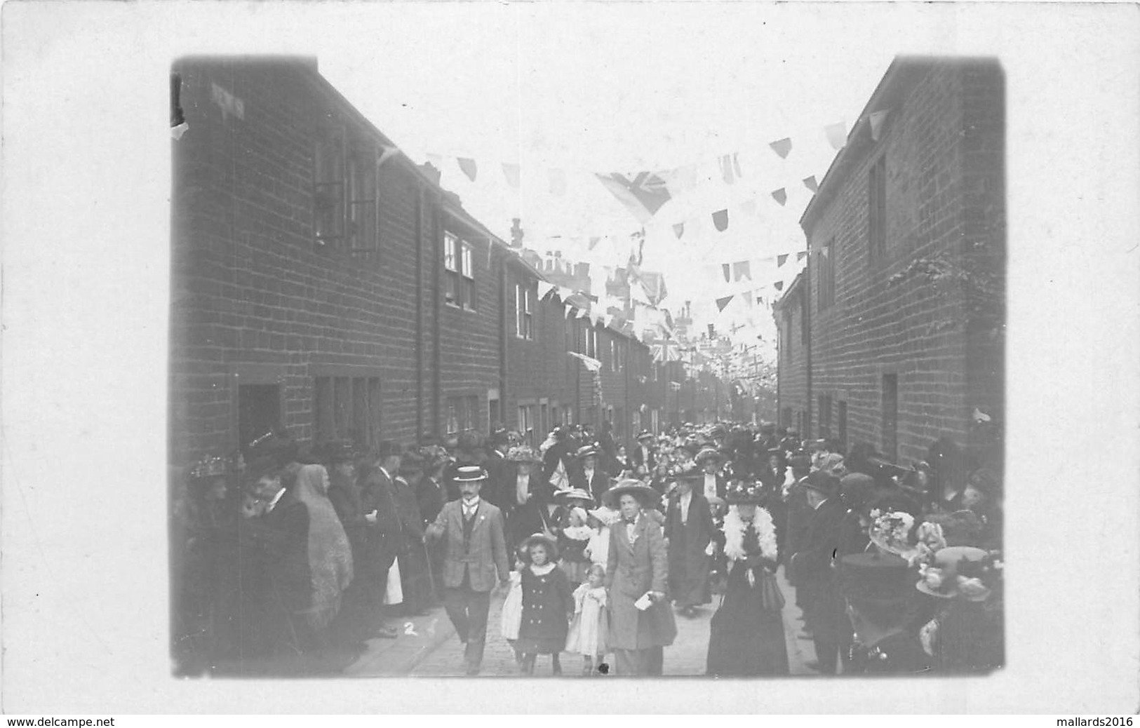 ELLAND - PEOPLE, NEW STREET, PROCESSION ~ VINTAGE REAL PHOTO POSTCARD #81496 - Other & Unclassified