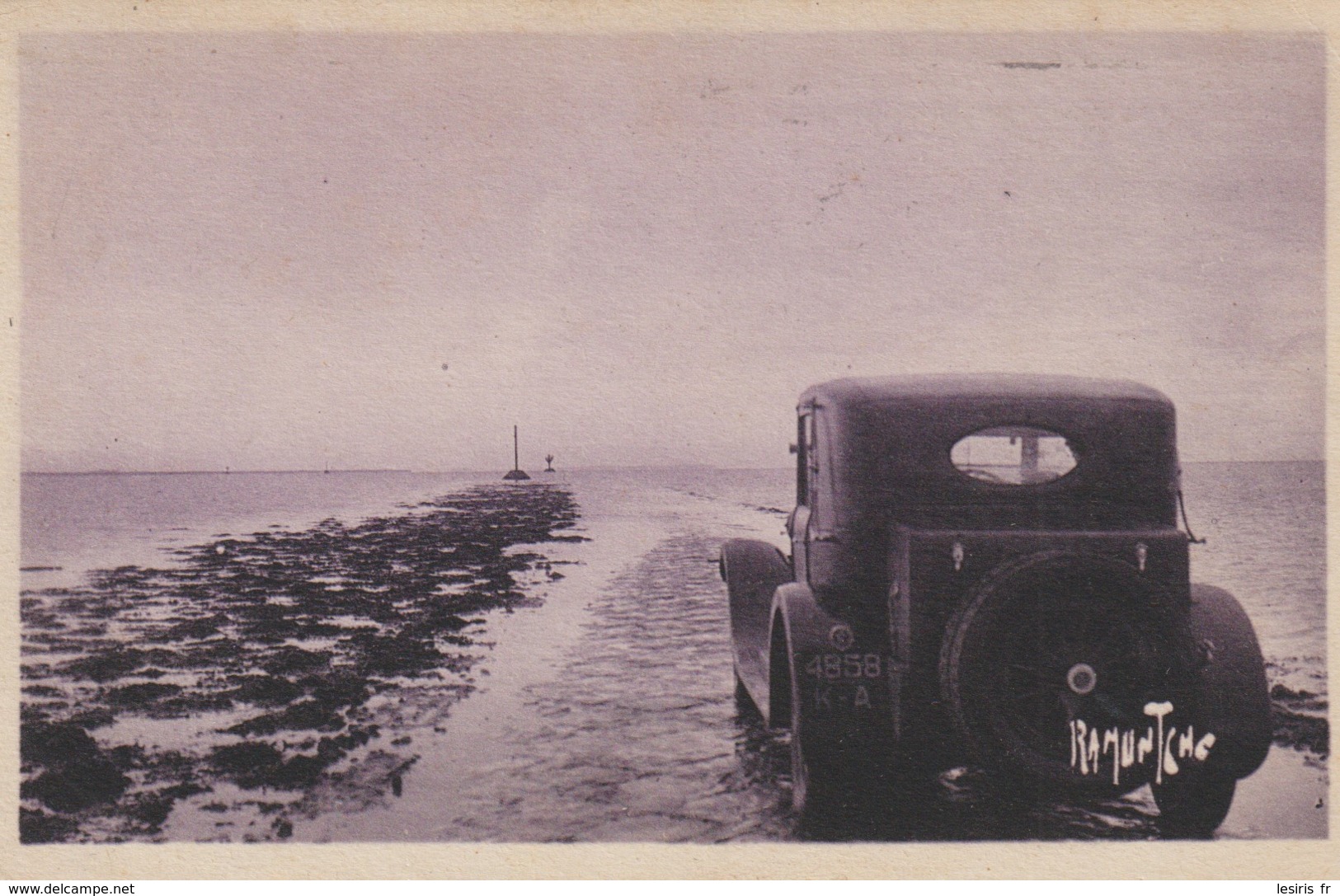 C.P.A. - LA PASSE DE GOIS RELIANT L'ILE DE NOIRMOUTIER A BEAUVOIR SUR MER - UN AUTOMOBILISTE ATTEND LE BAS D'EAU - RAMUN - Beauvoir Sur Mer