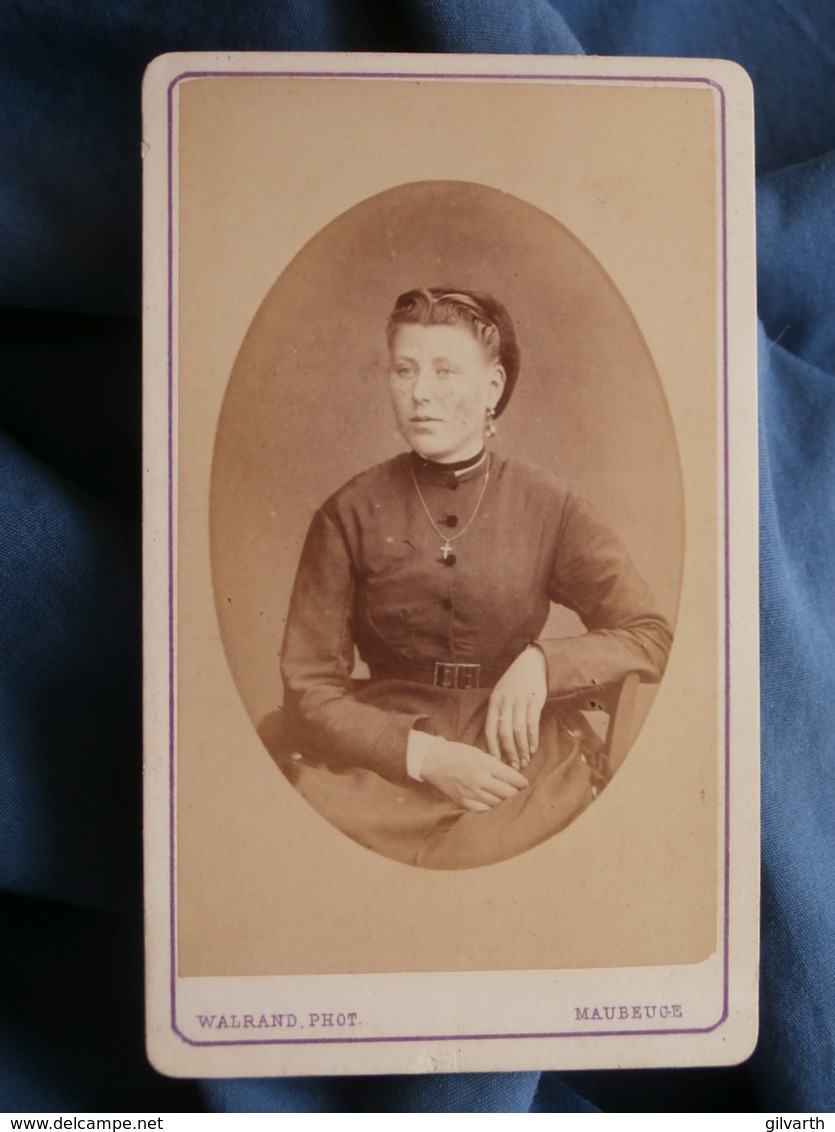 CDV Photo Walrand à Maubeuge - Portrait En Médaillon, Jeune Femme Circa 1870-75 L433 - Ancianas (antes De 1900)