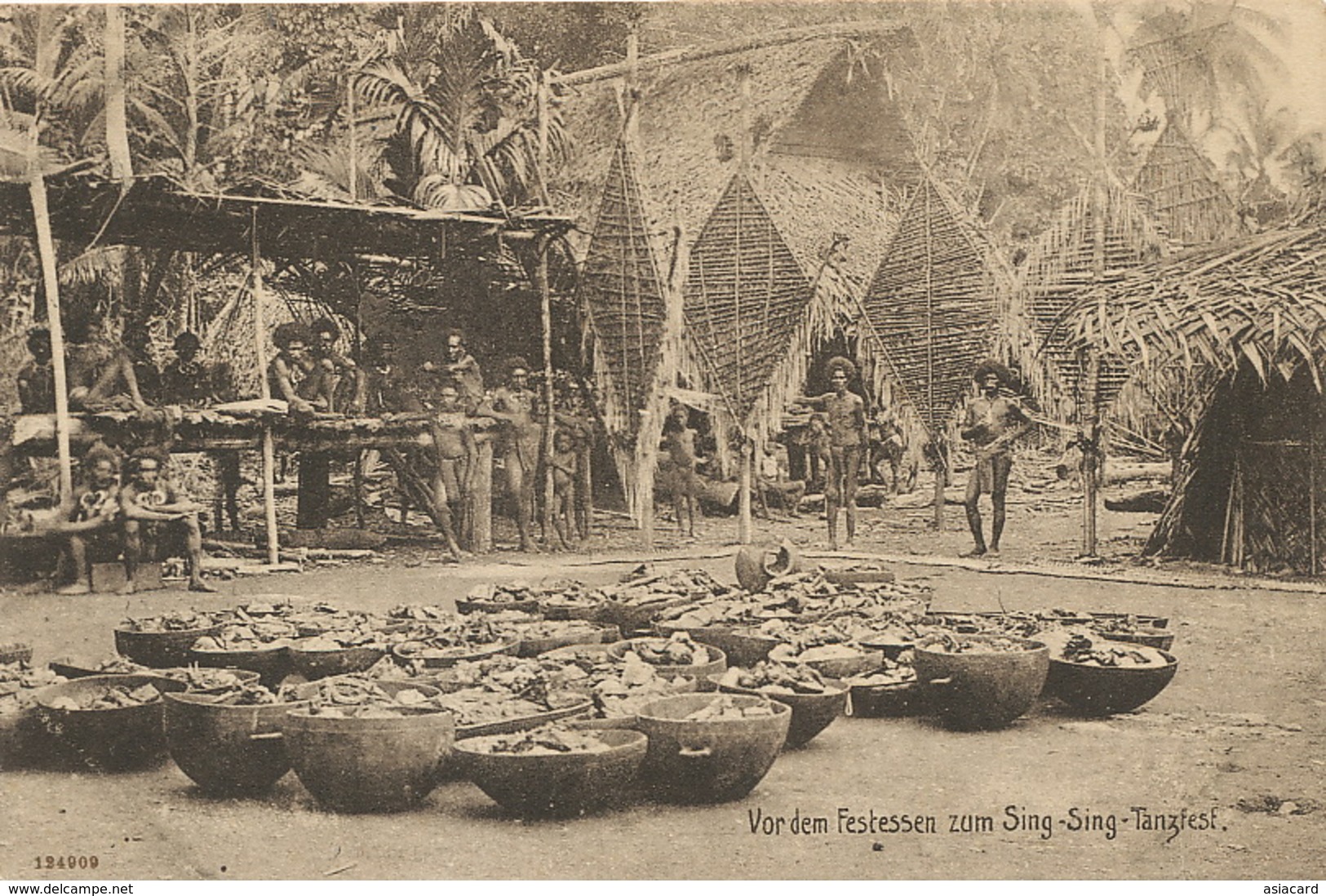 Vor Dem Festessen Zum Sing Sing Tanzfest Nude Natives Preparing Food For Feast - Papua New Guinea