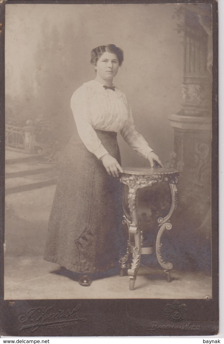 AST77  ~  AUSTRIA, BADEN Bei WIEN  ~  CABINET  PHOTO,  CDV  -  LADY -  16,5 Cm  X 10, ~  PHOTO  JULIUS ZEISSL - Alte (vor 1900)