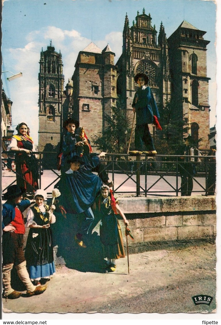 L35B076 -  Folklore Du Rouergue - "L'Escloupeto" Devant La Cathédrale Notre Dame De Rodez- - Danses