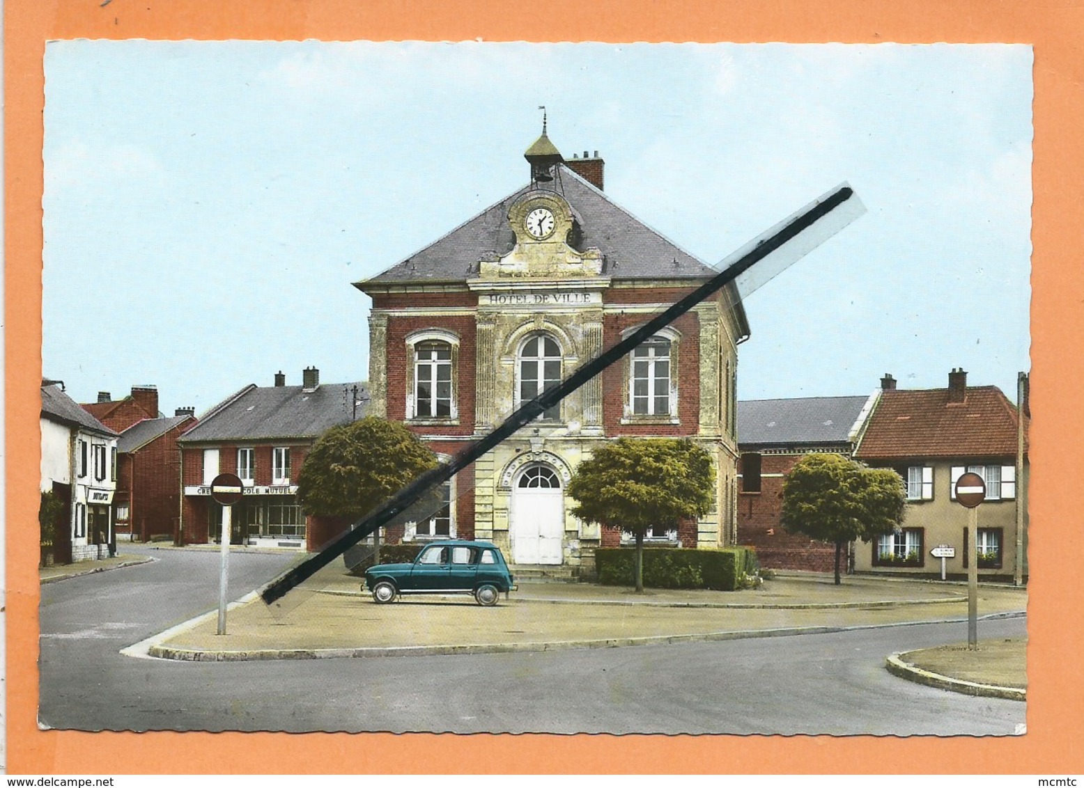 CPSM Grand Format - Hornoy -(80.Somme) - Hôtel De Ville  (Renault 4 L , R4 ) - Hornoy Le Bourg