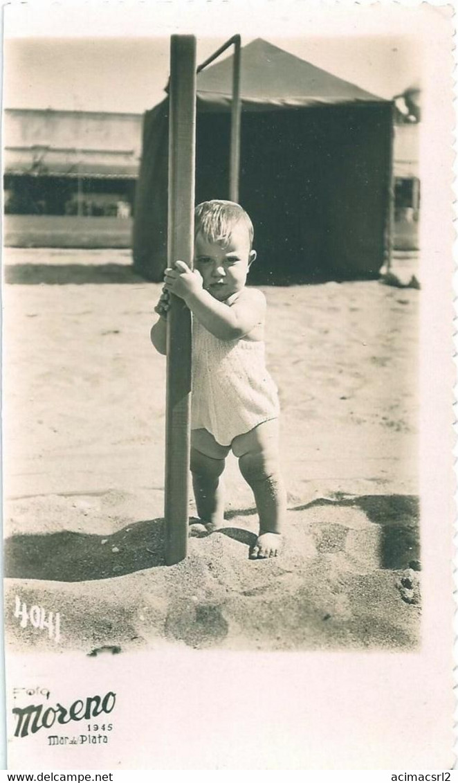 X598 - Serious Cute Boy In Swimsuit By The Beach - Carte Photo Postcard 1946 - Personas Anónimos