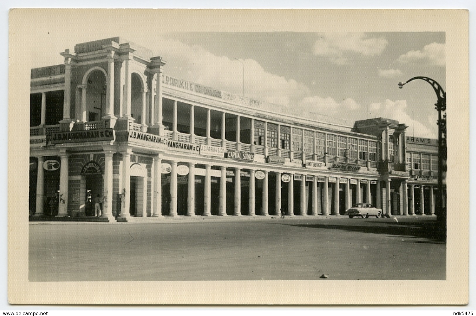 INDIA : NEW DELHI - CONNAUGHT PLACE - FASHIONABLE SHOPPING CENTRE - Indien