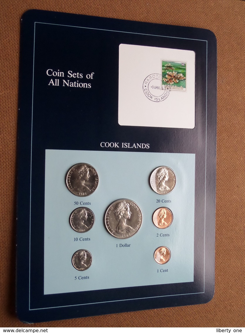 COOK ISLANDS ( From The Serie Coin Sets Of All Nations ) Card 20,5 X 29,5 Cm. ) + Stamp '86 - Cook