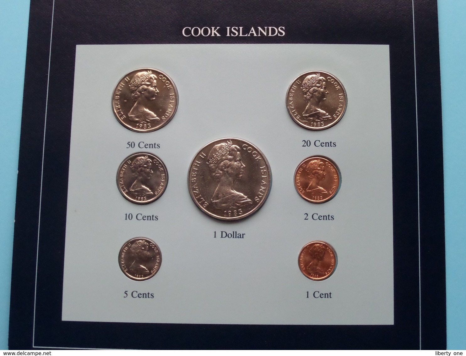 COOK ISLANDS ( From The Serie Coin Sets Of All Nations ) Card 20,5 X 29,5 Cm. ) + Stamp '86 - Cook